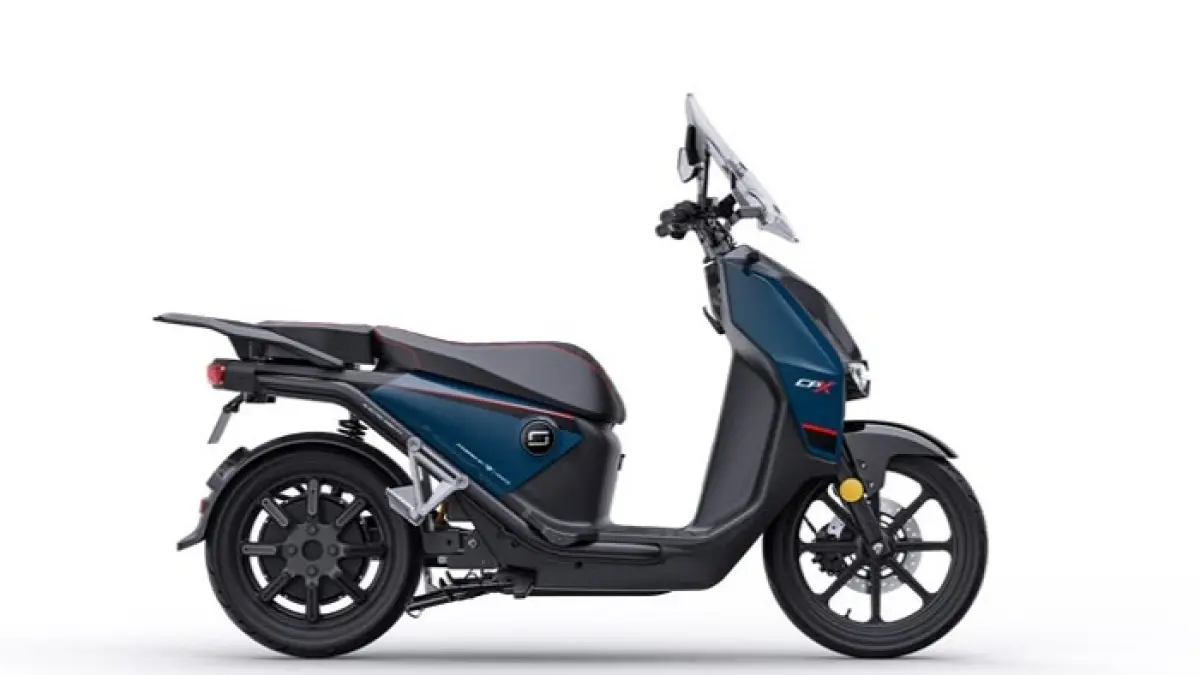 Motor listrik mirip Vespa dengan swap baterai, desain klasik, stylish, cocok harian tapi jarak tempuh terbatas.