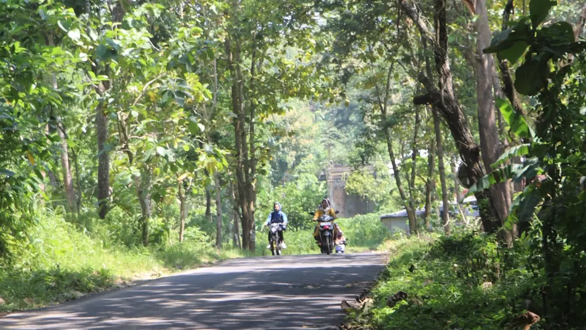 Perbaikan jalan kabupaten di Desa Jengglungharjo, Kecamatan Tanggunggunung, Tulungagung, yang terus dikebut pengerjaannya.(RAHIIQ AL BACHRI/RADAR TULUNGAGUNG)