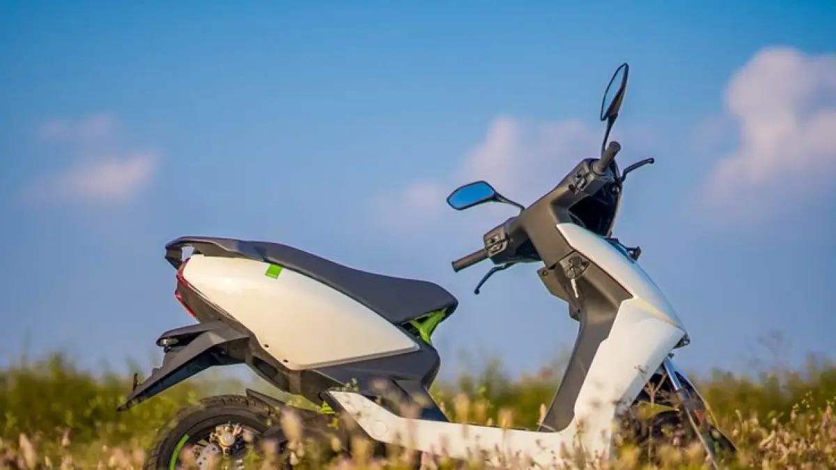 Review motor listrik Volta 401: fitur swap baterai 2 menit, jarak 60 km, cocok untuk ojol dan pemakaian harian (Pinterest).