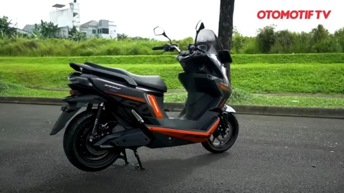 Review Polytron Fox 350, motor listrik Rp15 jutaan dengan jarak 130 km, fitur lengkap dan performa stabil untuk harian. ( screenshot youtube )