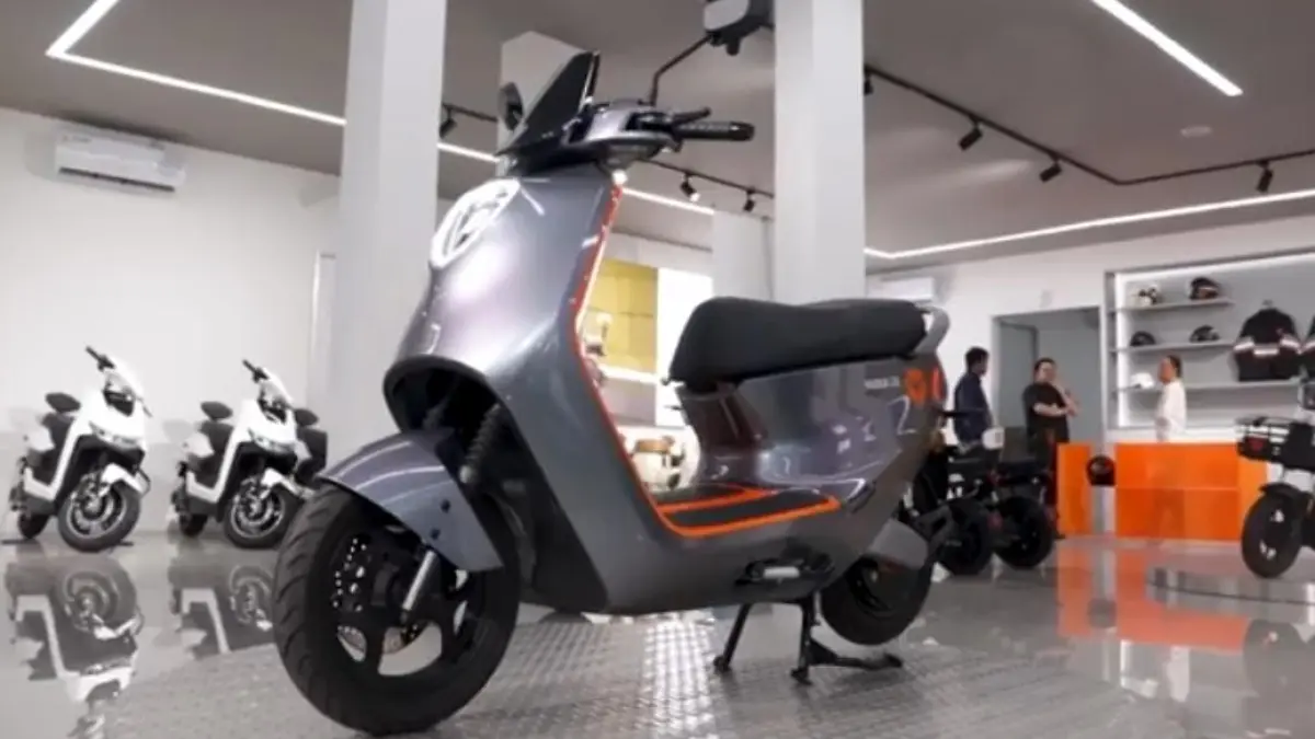 Review Yadea G6: desain Red Dot Award, performa halus, dan fitur lengkap. Motor listrik ini cocok untuk harian?(screenshot youtube)