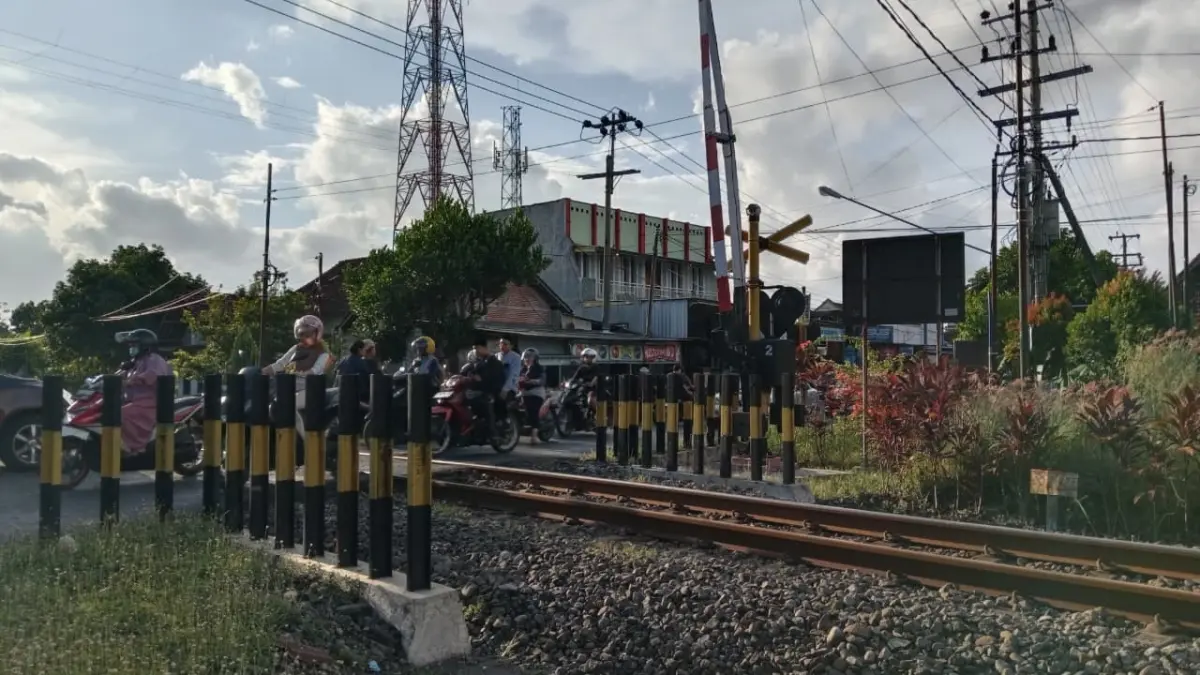 Salah satu jalur perlintasan langsung (JPL) di Tulungagung yang cukup ramai aktivitas kendaraan.(RAHIIQ AL BACHRI/RADAR TULUNGAGUNG)