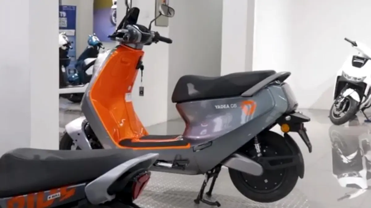 Yadea G6 motor listrik flagship hadir dengan desain Red Dot Award, kecepatan hingga 70 km/jam, dan fitur lengkap. Simak spesifikasinya!(screenshot youtube)