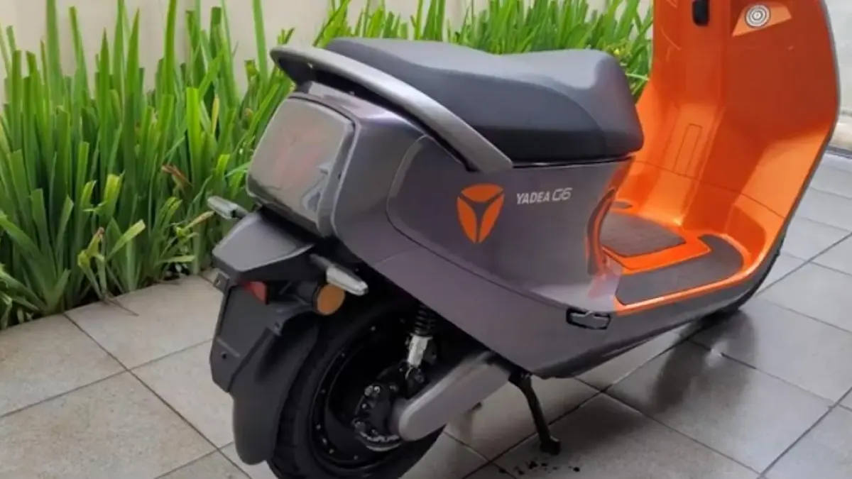 Yadea G6 motor listrik premium hadir dengan desain futuristik, fitur canggih, dan jarak tempuh 100 km. Simak spesifikasi dan harganya!(screenshot youtube)