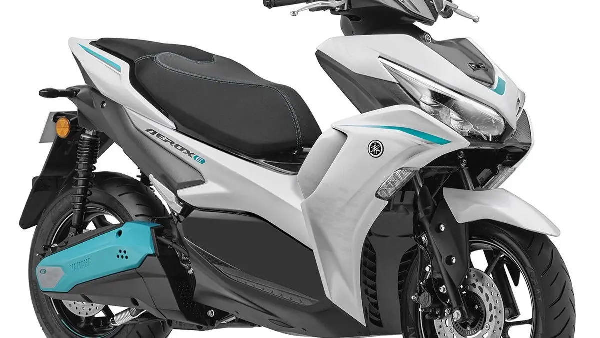Yamaha Aerox A motor listrik hadir dengan tenaga 12,7 hp, torsi 48 Nm, dan jarak 106 km. Skutik sporty tanpa bensin!