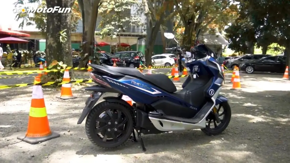 Alpha One XP motor listrik terbaru hadir dengan TFT adaptif dan H-drive tahan banjir, selisih Rp3 juta dari versi lama.(screenshot youtube)
