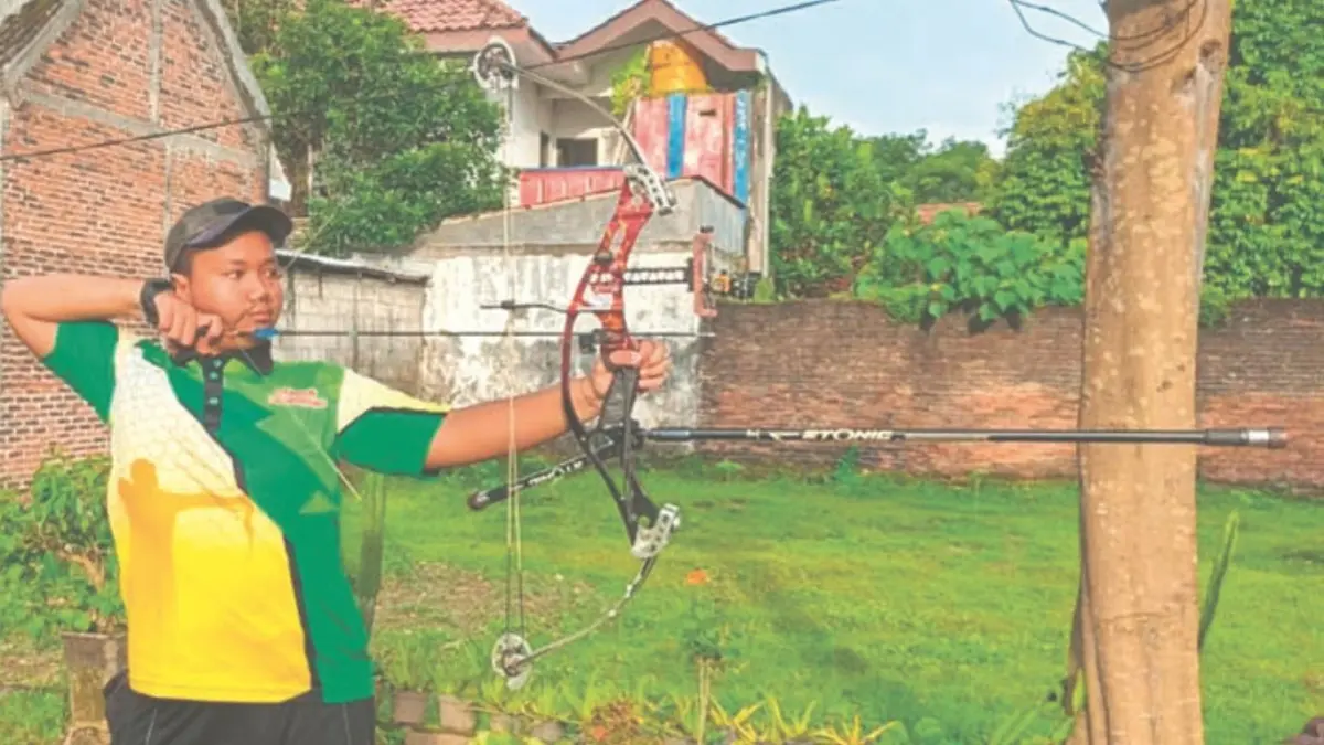 Atlet panahan muda Tulungagung, Adhymas Yudhistira, bangkit dari gangguan kecemasan dan berhasil meraih medali perunggu di Piala Gubernur Jawa Timur.