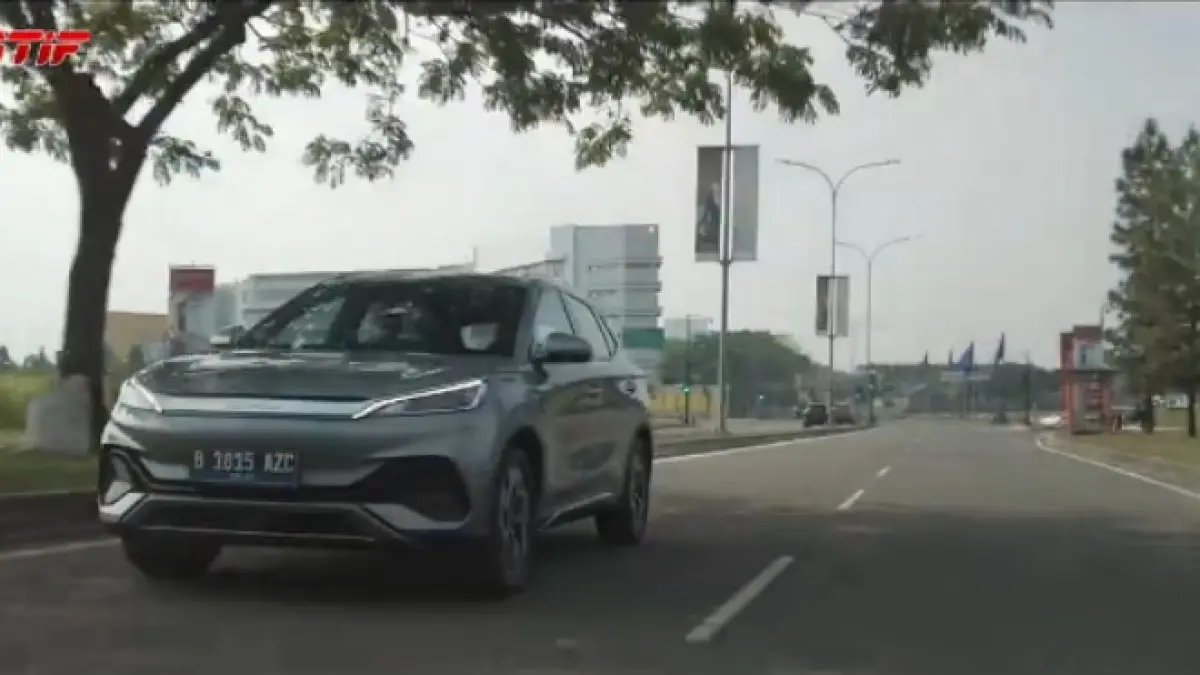 BYD Dolphin hadir dengan tenaga 201 dk dan jarak tempuh 490 km, siap jadi rival serius MG4 EV di Indonesia.
(screenshot youtube)