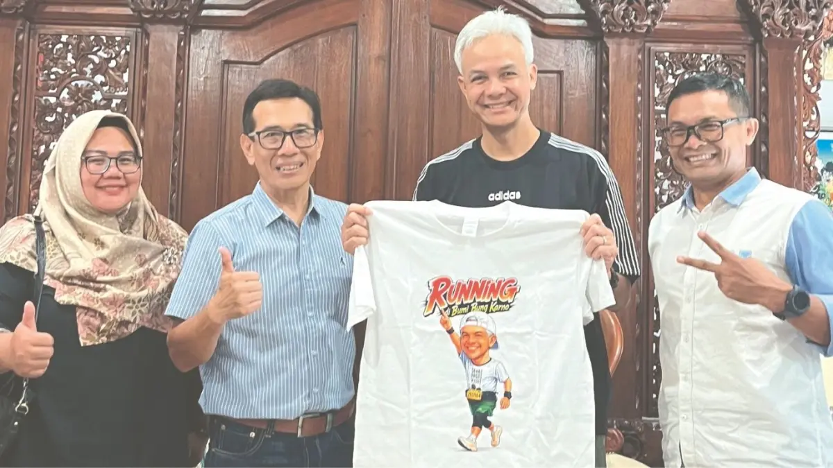 Ganjar Pranowo menerima cenderamata dari jaajran manajemen Radar Tulungagung saat berkunjung ke kediamannya, kemarin (4/5/2026).(YESSICA AJENG/RADAR TULUNGAGUNG)