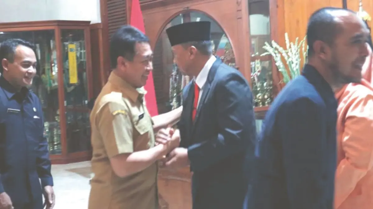 Kepala BKPSDM Tulungagung, Soeroto, mengucapkan selamat atas dilantiknya Tri Hariadi sebagai Pj sekda yang baru, Senin (4/5).(SANDY YUWANA/RADAR TULUNGAGUNG)