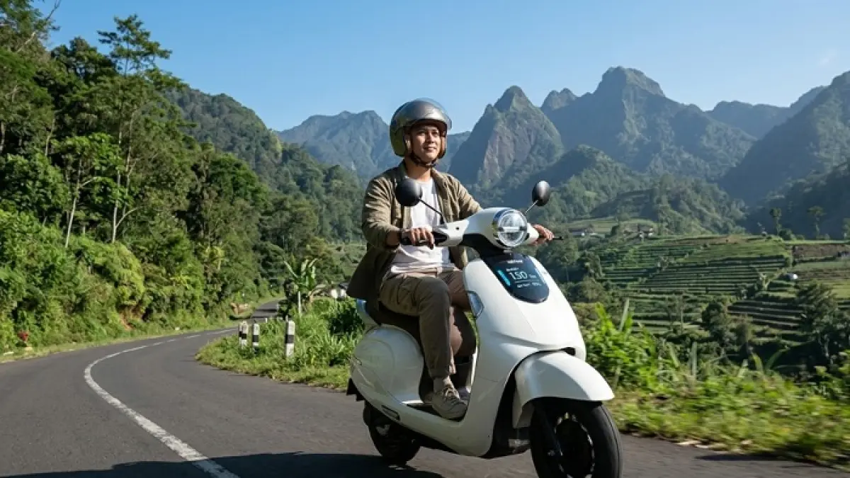 Motor listrik Indomobil eMotor QT meluncur di IIMS 2026 dengan fitur NFC, desain stylish, dan harga Rp15 jutaan. (Ilustrasi Gemini AI)