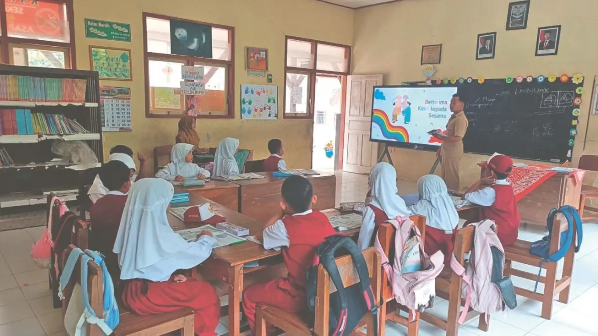 Mukhammad ‘Ainul ‘Arifin mengajar di SDN 1 Pakisrejo Tulungagung yang berjarak puluhan kilometer dari rumahnya.(RAHIIQ AL BACHRI/RADAR TULUNGAGUNG)