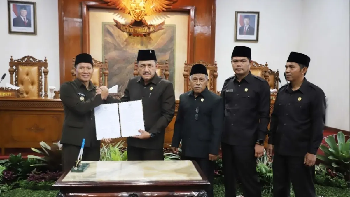 Plt Bupati Tulungagung Ahmad Baharudin bersama unsur pimpinan DPRD dalam rapat paripurna penyampaian rekomendasi LKPJ Bupati tahun anggaran 2025.