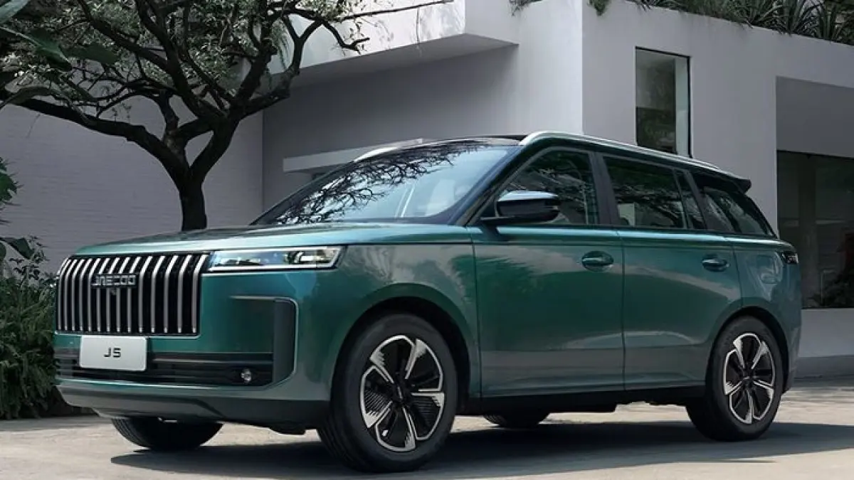 Jaecoo J5 hadir sebagai SUV listrik murah rasa premium, dengan jarak tempuh 500 km, fitur lengkap, dan performa kuat.(GeminiAI)