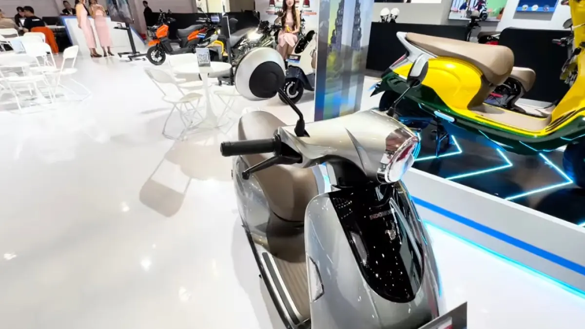 Motor listrik Indomobil QT Pro Rp18 jutaan hadir dengan desain retro, double battery, NFC, dan fitur lengkap untuk harian. (screenshot youtube)