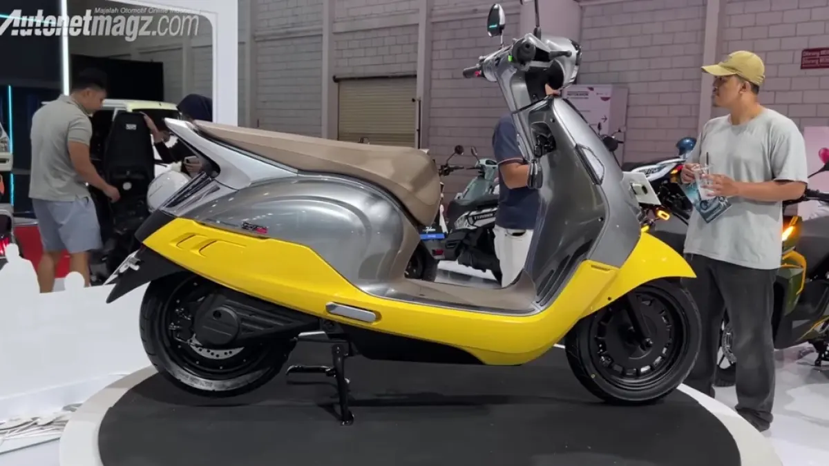 Motor listrik Indomobil QT Pro Rp18,8 juta hadir dengan jarak tempuh 135 km, fitur ambient lighting, dan desain retro modern.(screenshot youtube)