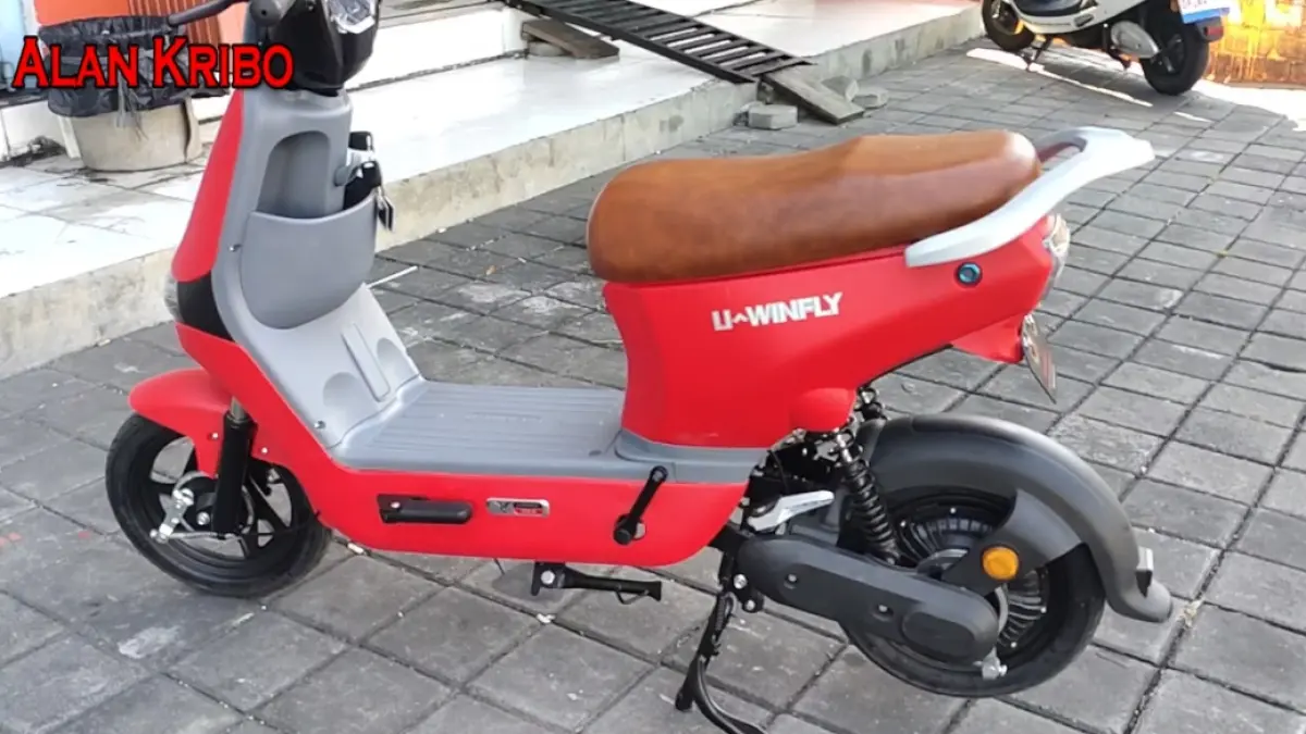 Motor listrik Uwinfly DF D8S hadir dengan dinamo 500 watt, starter NFC, lampu LED, dan fitur lengkap untuk mobilitas harian.
(screenshot youtube)