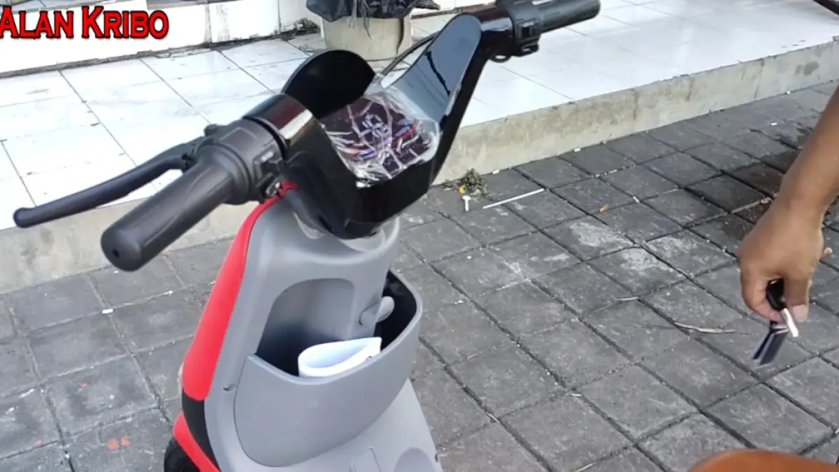Sepeda listrik Uwinfly DF D8S hadir dengan dinamo 500 watt, NFC modern, baterai SLA, dan jarak tempuh hingga 40 KM. (screenshot youtube)