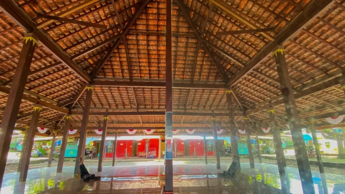 Suasana Pendapa Agung Popoh yang selalu digenangi air saat musim hujan karena atap bocor. Pada hari aktif hanya dikunjungi segelintir orang yang mengunjungi pantai di Desa Besole, Kecamatan Besuki, Tulungagung, ini.(DR PERDANA/RADAR TULUNGAGUNG)
