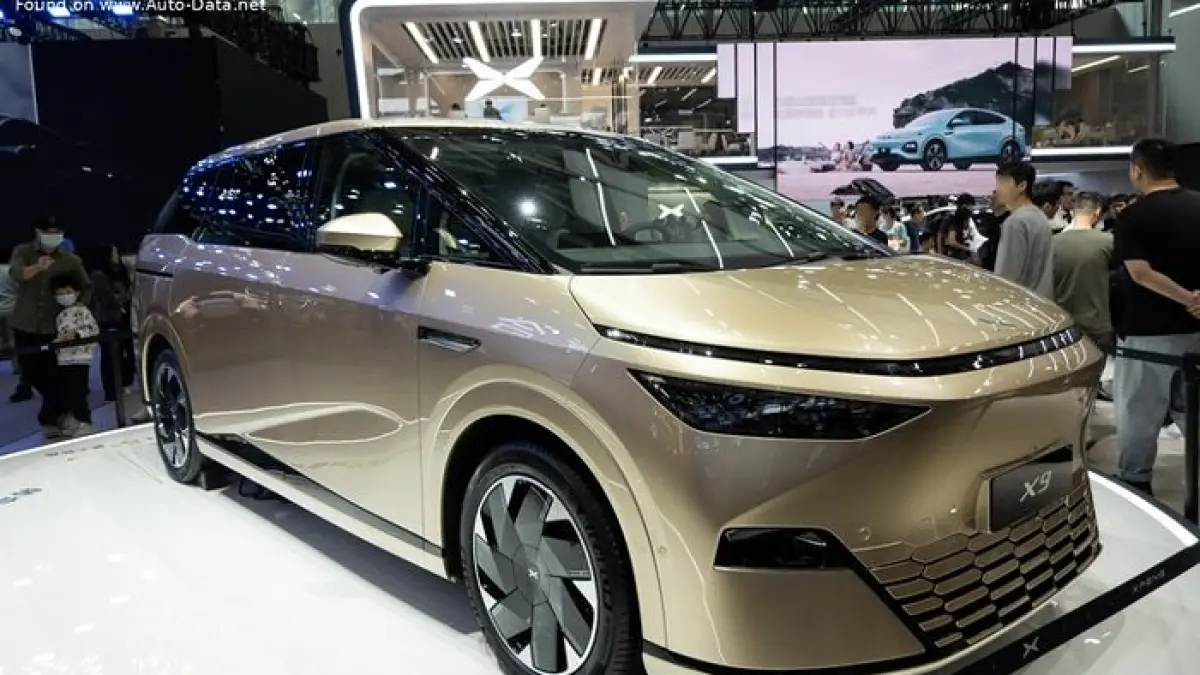 Xpeng X9 hadir sebagai MPV listrik premium dengan teknologi canggih, kenyamanan ekstrem, dan fitur futuristis yang menantang dominasi Alphard dan Lexus LM.(Gemini AI)
