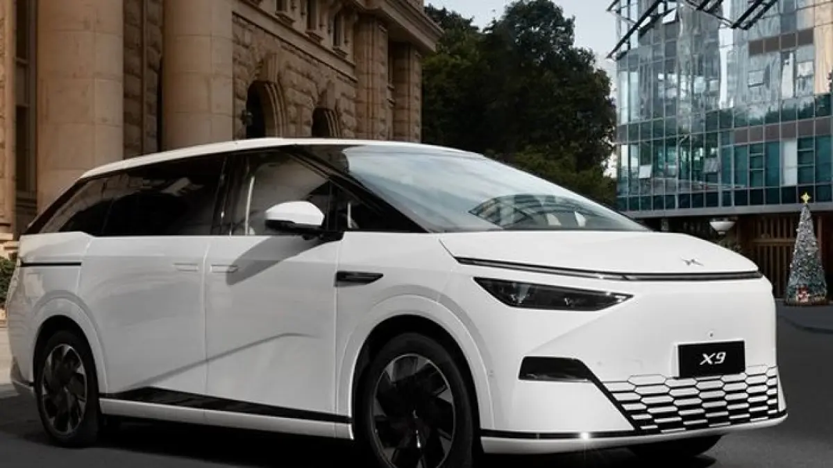 Xpeng X9 Pro Plus hadir sebagai MPV listrik Rp1,1 miliar dengan fitur canggih, suspensi udara, dan teknologi futuristik.(Gemini AI)