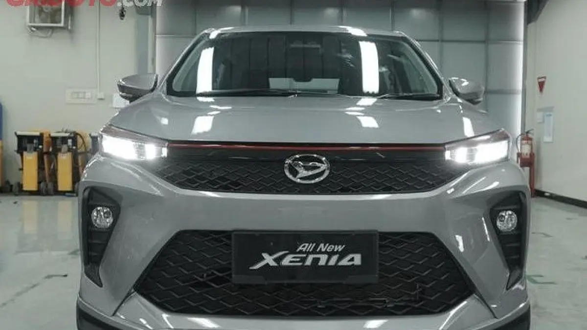 Daihatsu Xenia 2026 hadir dengan desain baru, fitur ADAS lengkap, mesin irit, dan harga mulai Rp250 jutaan untuk MPV keluarga.(Gemini AI)