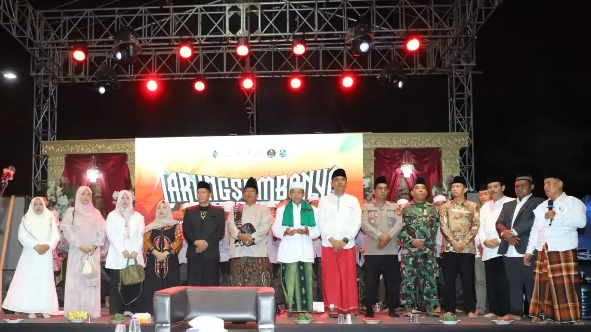 Foto bersama kegiatan istighotsah dan pengajian akbar bersama Gus Soim serta Hadroh Al Hikmah dalam acara Larung Sembonyo Fest 2026 di Pantai Sine Tulungagung, Rabu (6/5/2026) malam.(ISTIMEWA)