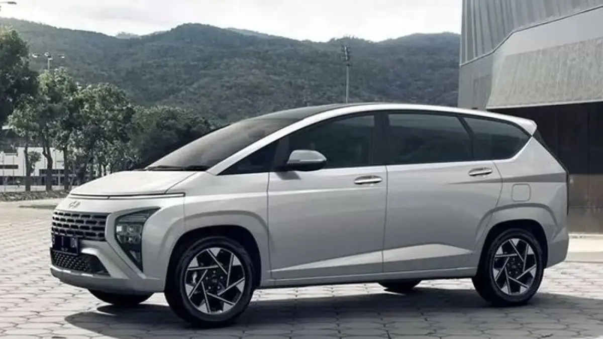 Hyundai Stargazer Essential 2026 selisih Rp50 juta dari varian premium, MPV 7-seater murah fitur lengkap dan modern.(Gemini AI)