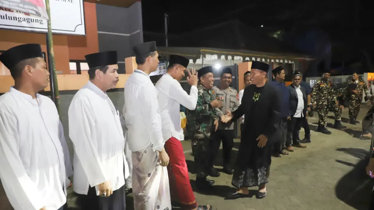 Plt Bupati Tulungagung Ahmad Baharudin turut menghadiri kegiatan istighotsah dan pengajian akbar bersama Gus Soim serta Hadroh Al Hikmah dalam acara Larung Sembonyo Fest 2026, di Pantai Sine Tulungagung, Rabu (6/5/2026) malam.(ISTIMEWA)