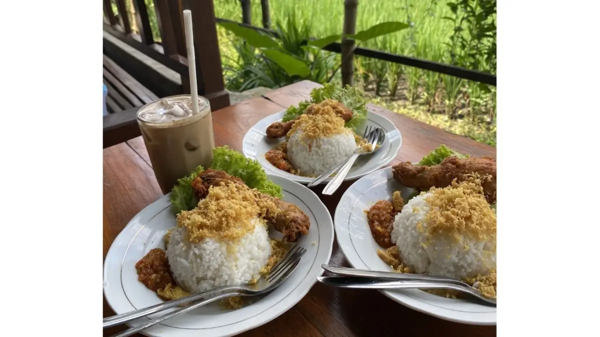 Ayam kremes dikenal luas sebagai kuliner khas Jawa yang memiliki cita rasa gurih dan tekstur unik.(MEGA MUSTIKA/RADAR TULUNGAGUNG)