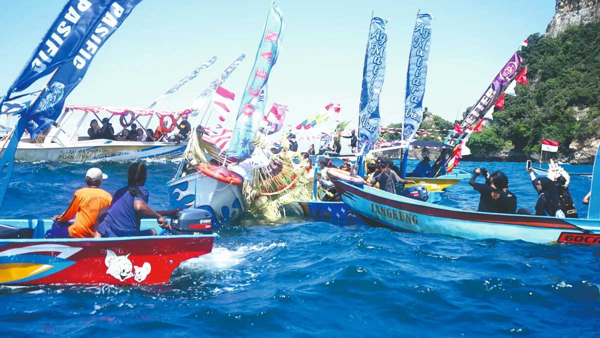 Buceng besar dibawa ke 
tengah Teluk Sine untuk dilarung, 
kemarin (8/5/2026). Kegiatan ini menjadi wujud 
syukur masyarakat nelayan di 
kawasan tersebut.(DR PRAMUDYA/RADAR TULUNGAGUNG)