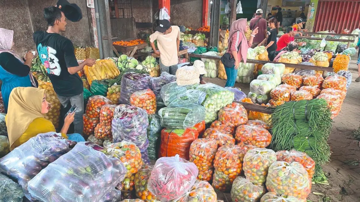 Deretan komoditas dapur yang diperjualbelikan di 
Pasar Ngemplak Tulungagung dan mudah terdampak inflasi.(DR PERDANA/RADAR TULUNGAGUNG)