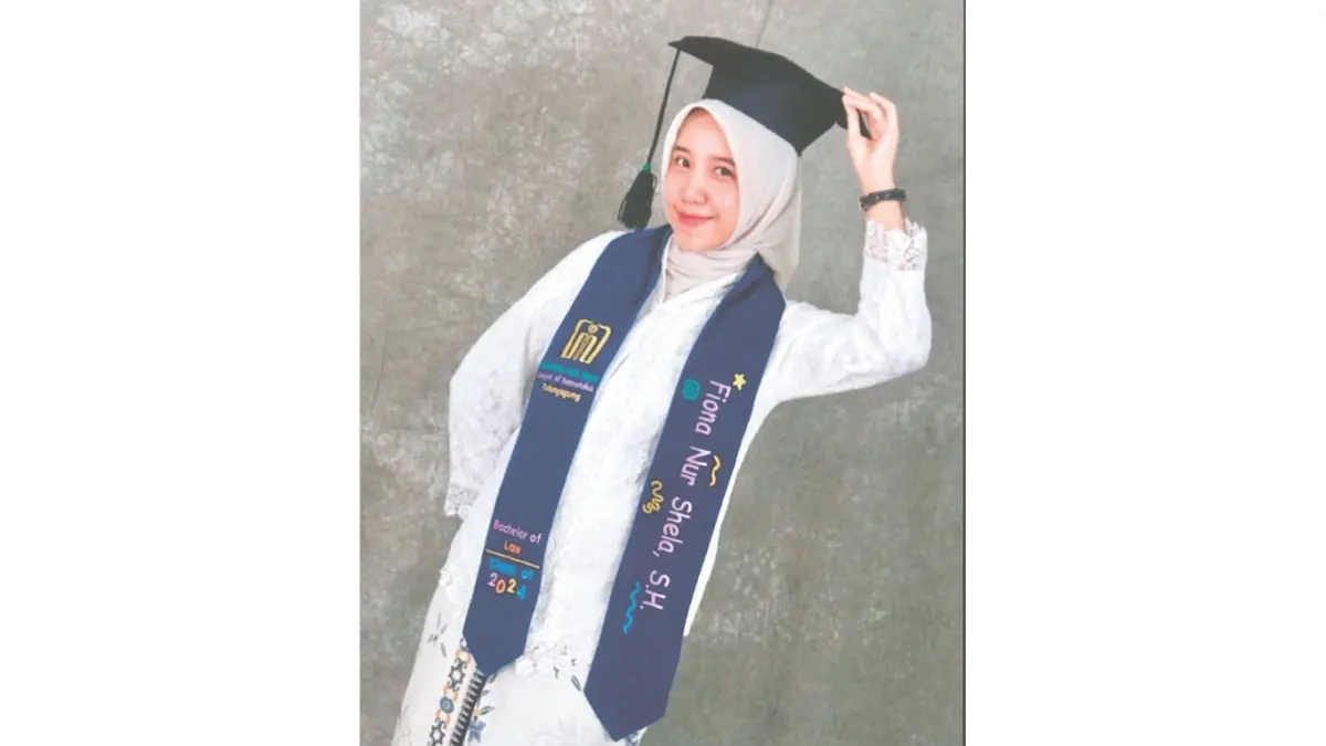 Fiona memanfaatkan relasinya untuk memproduksi selempang wisuda yang dicari banyak orang.