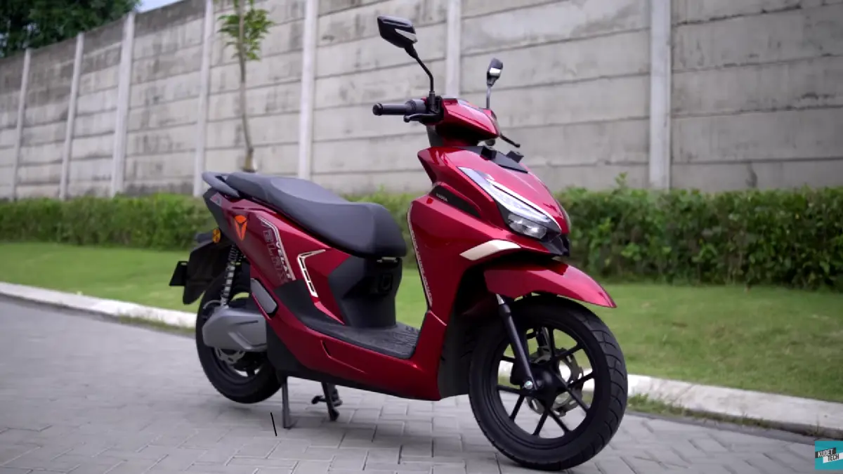 Motor listrik Yadea Velux U hadir dengan desain mirip Vario, fitur pintar, top speed 80 km/jam, dan jarak tempuh 130 km.
(screenshot youtube)
