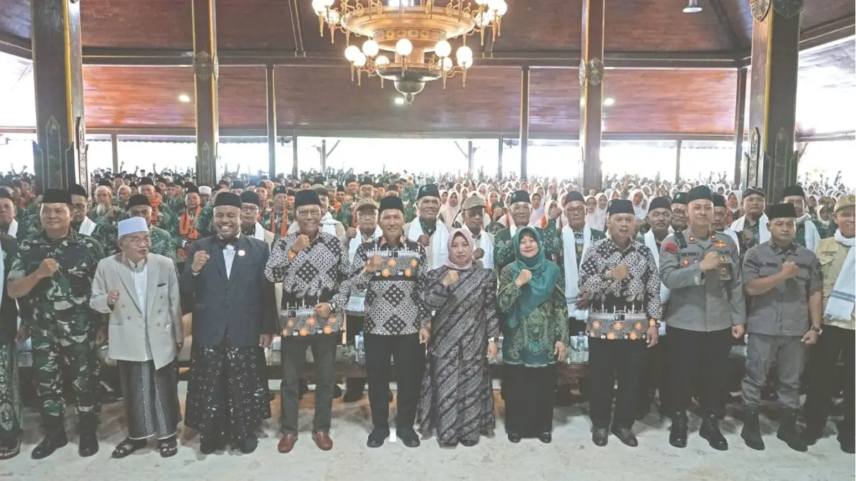 Plt Bupati Tulungagung Ahmad Baharudin dan forkopimda melepas JCH Tulungagung di Pendapa Kongas Arum Kusumaningbangsa, Kamis (7/5/2026).(SANDY YUWANA/RADAR TULUNGAGUNG)