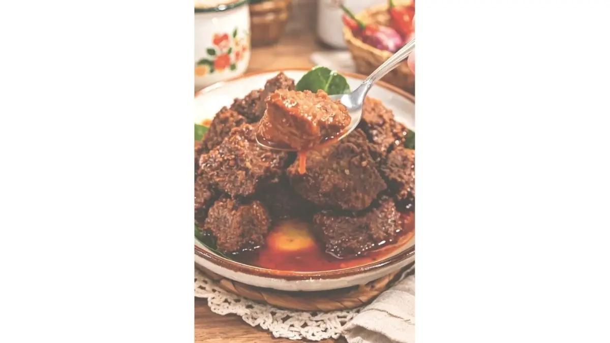 Rendang khas Sumatra Barat memiliki keunikan karena dimasak perlahan hingga bumbu benar-benar meresap ke dalam daging.(ILUSTRASI)