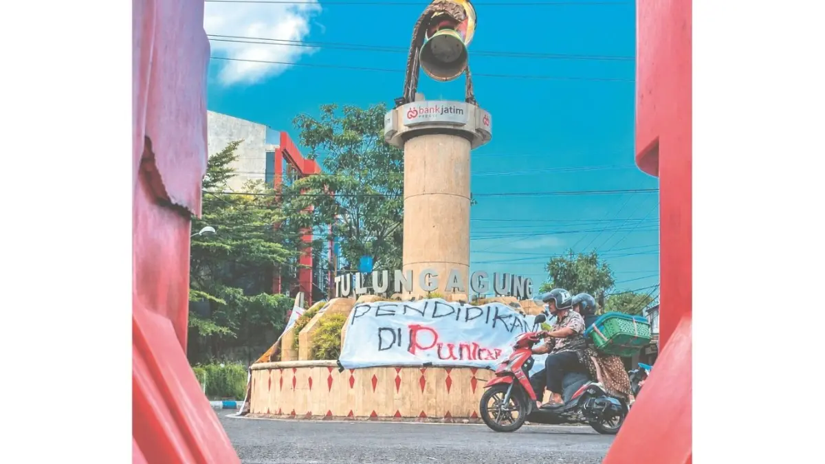 Tiga spanduk yang terpasang di  kawasan Bundaran TT Tulungagung, Kamis (7/5/2026).