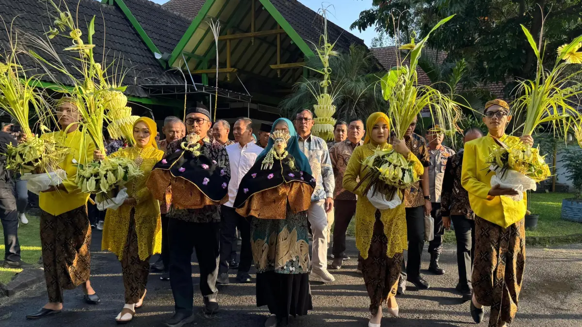 GM PG Modjopanggoong Tulungagung, Sugiyanto, membawa manten tebu ke mesin penggilingan.