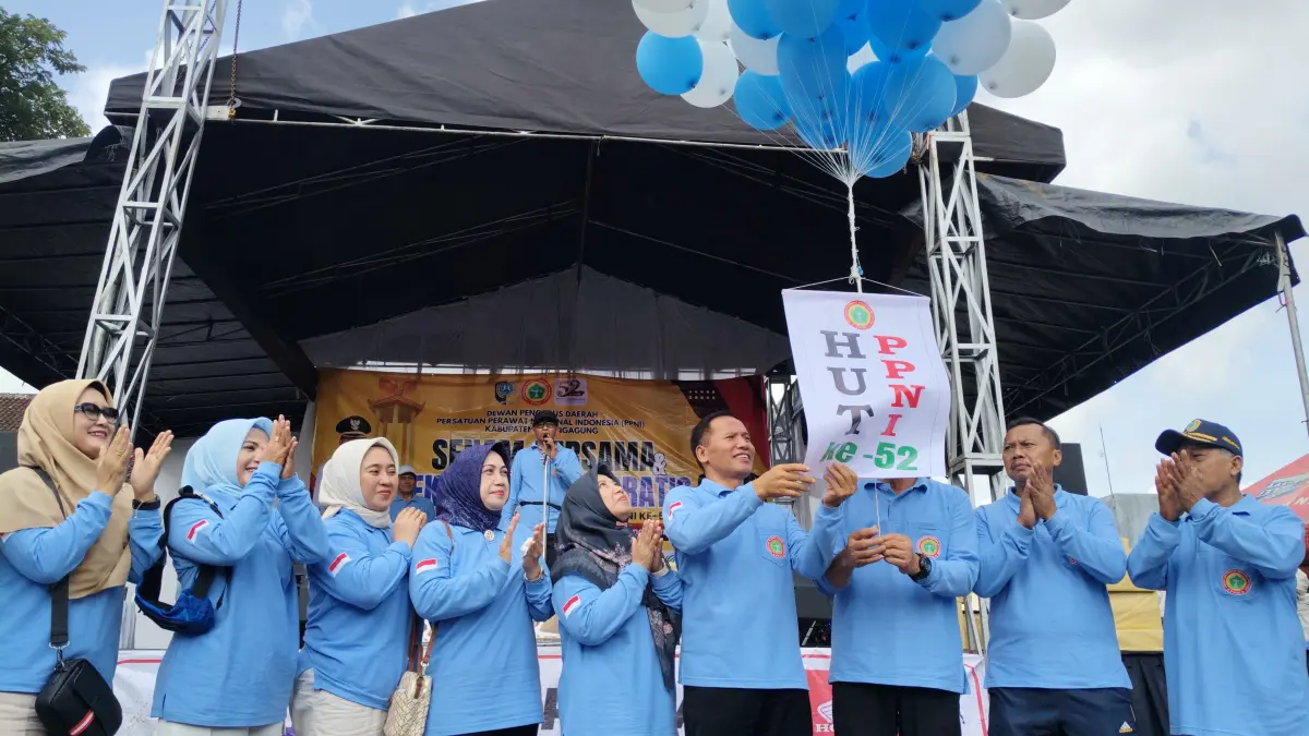 Pelepasan balon untuk pembukaan HUT Ke-52 PPNI oleh Plt Bupati Tulungagung Ahmad Baharudin.