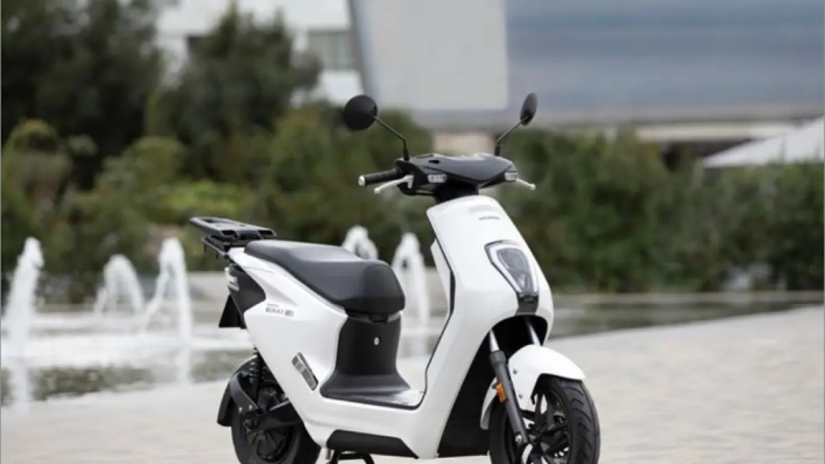 Sunra Robo S hadir dengan desain futuristik, performa kencang, dan fitur modern untuk mobilitas listrik. (PINTEREST)