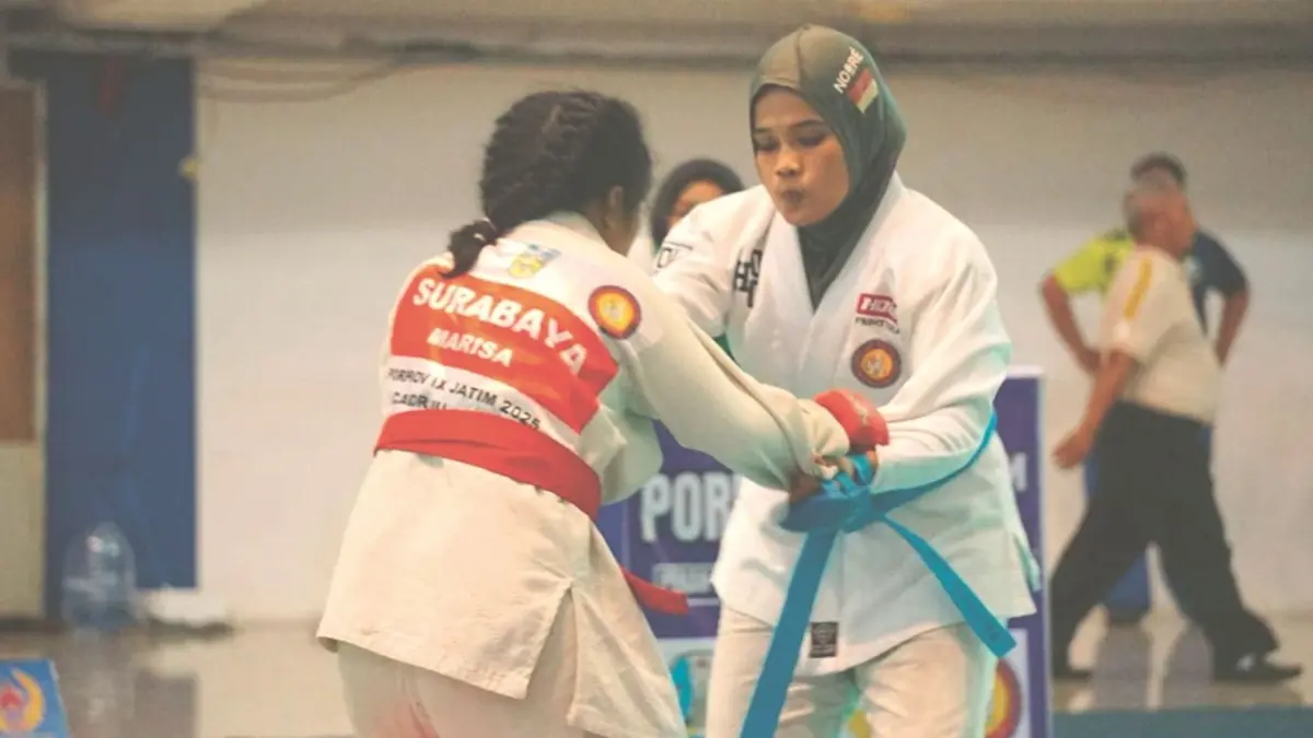 Nur Aini terlibat pertarungan sengit dengan lawannya di sebuah kompetisi jujitsu beberapa waktu lalu.