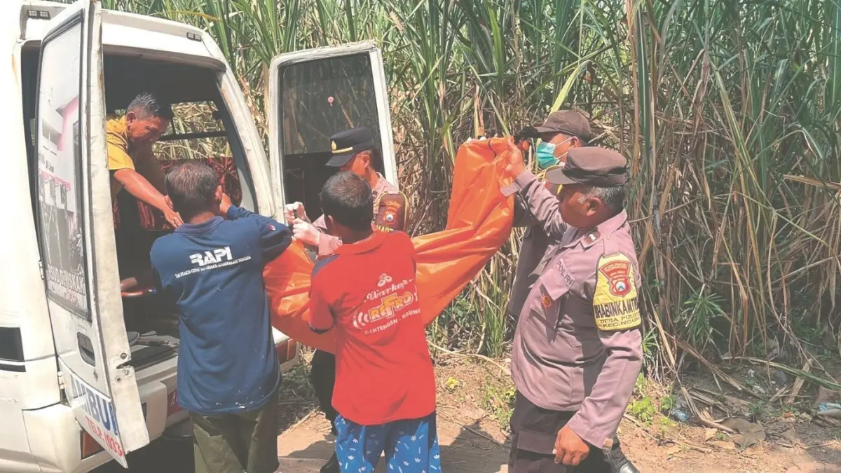 Polisi dan tenaga medis mengevakuasi jasad nenek asal Desa Kaliwungu, Kecamatan Ngunut, Tulungagung, yang ditemukan tak benyawa di sungai kering, Senin (11/5/2026).(POLRES TULUNGAGUNG UNTUK RADAR TULUNGAGUNG)