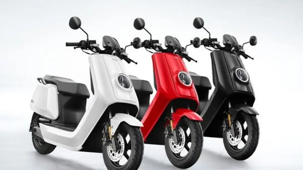Swap baterai motor listrik kini makin praktis. Pengguna cukup tukar baterai kosong dengan yang penuh hanya dalam hitungan menit.