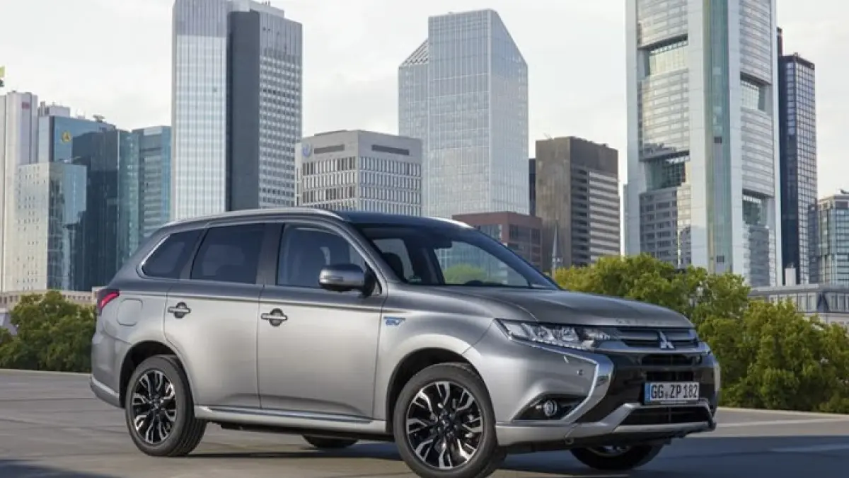 Toyota Innova Zenix Hybrid 2026 makin diminati karena irit BBM hingga 1:28 km per liter dan fitur premium modern.(Pinterest)