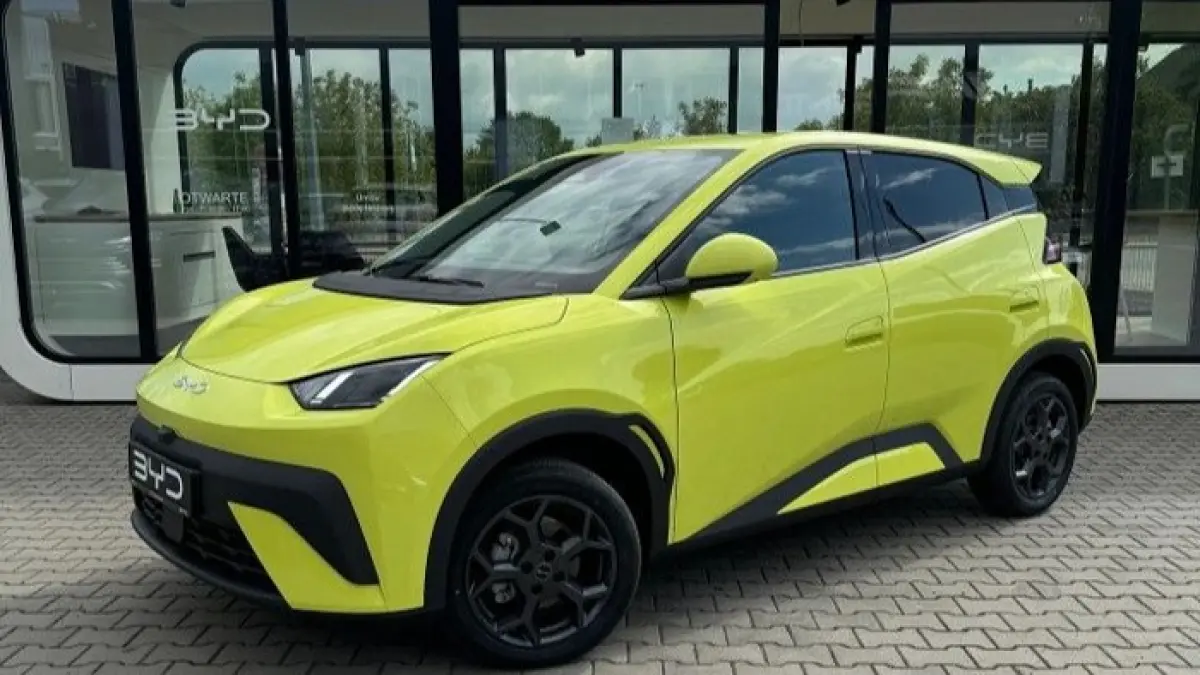 BYD Dolphin hadir sebagai mobil listrik Rp300 jutaan dengan fitur lengkap, jarak tempuh hingga 490 km, dan teknologi modern.
