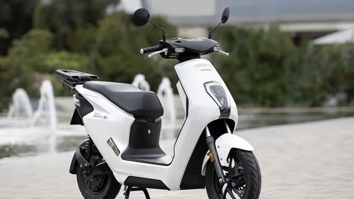 Honda EM1 e dites harian di Bogor, baterai tembus 40 km tapi top speed hanya 50 km/jam. Cocok buat komuter dalam kota?(Gemini AI)