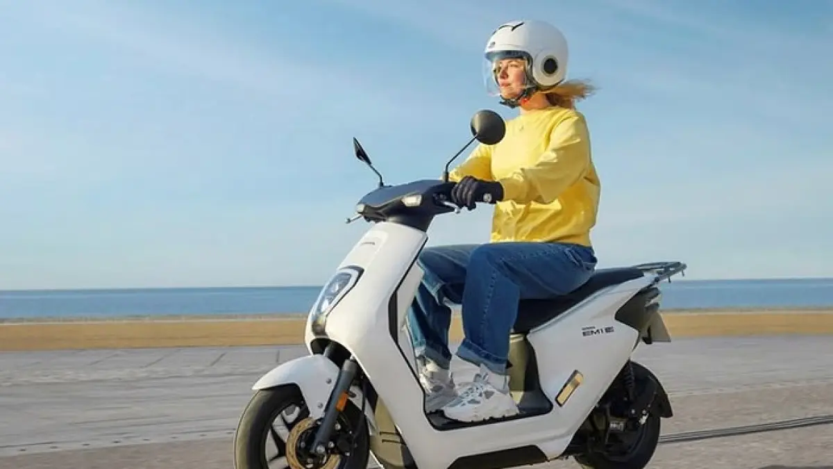 Honda EM1 e diuji keliling Jakarta. Motor listrik Honda ini nyaman dipakai harian dengan swap baterai cuma Rp8 ribu.(Gemini AI)