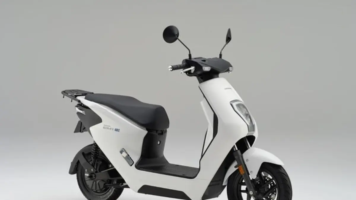 Honda EM1 e jadi sorotan. Motor listrik Honda ini cuma kuat 45 km/jam, tapi tetap diminati untuk harian.(Gemini AI)