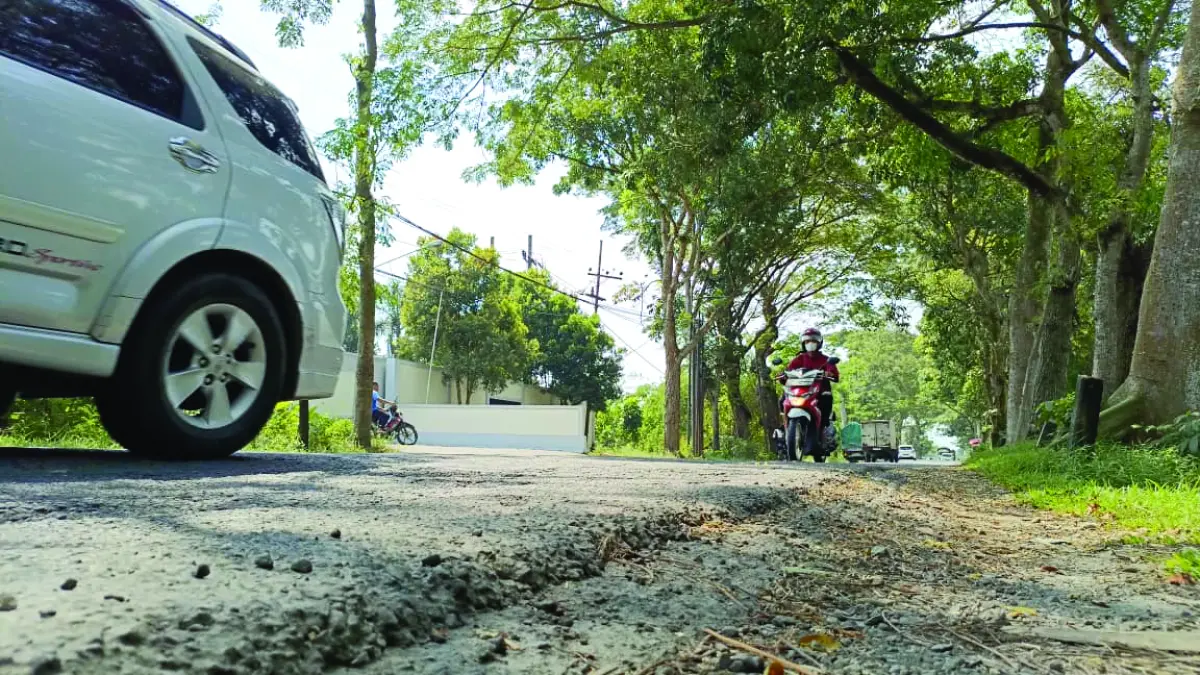 Kondisi salah satu titik jalan kabupaten antara simpang empat Cuwiri-Karangrejo yang rusak parah dan belum diperbaiki, kemarin (12/05/2026). 