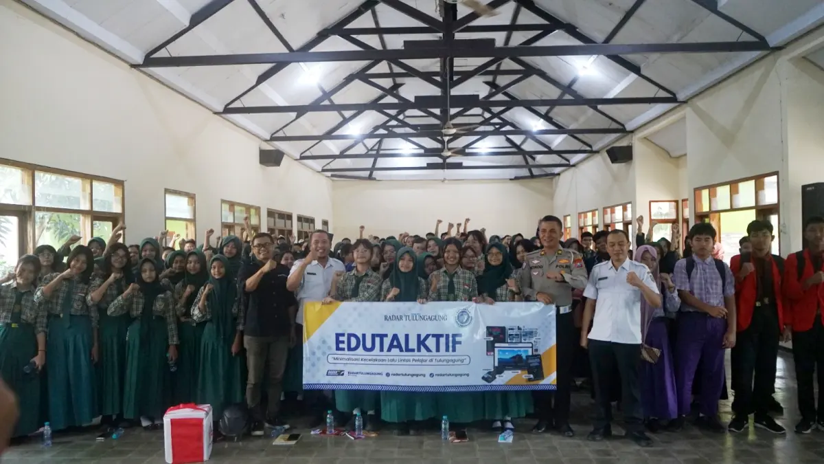 Para pemateri dan siswa-siswi SMPN 1 Ngunut dan sekitarnya ketika berfoto bersama seusai pemaparan (SANDY YUWANA/RADAR TULUNGAGUNG)